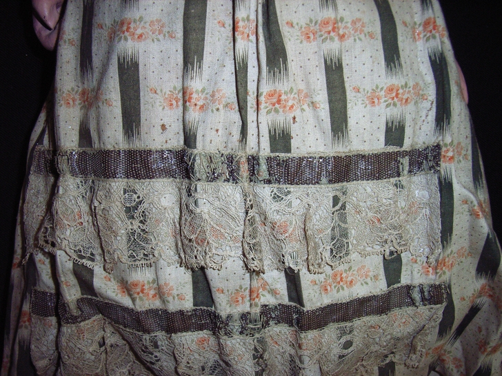 Particolare della gonna prima del restauro